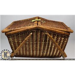 WICKER PICNIC BASKET WITH LEATHER CLASP -TOP