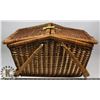Image 1 : WICKER PICNIC BASKET WITH LEATHER CLASP -TOP