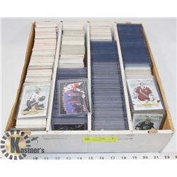 BOX OF OVER 3000 HOCKEY CARDS INCLUDING MANY