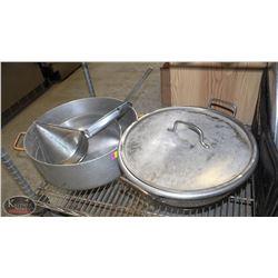 LARGE MAGNUM & CARLISLE ALUMINUM PANS + COLANDER