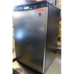 DANBY S/S UNDERCOUNTER MINI-FRIDGE-120V