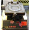 Image 1 : CARBON'S COMMERCIAL 1400W WAFFLE MAKER