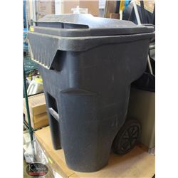 LARGE RUBBERMAID HD TILTING GARBAGE BIN