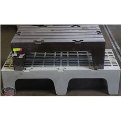 CAMBRO 4' DUNNAGE RACK & 3' DUNNAGE RACK