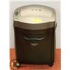 Image 1 : ROYAL 8 SHEET PAPER SHREDDER