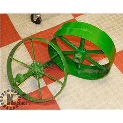 PAIR OF DECORATIVE ITEMS