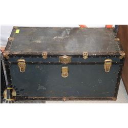 1940'S STEAMER TRUNK WITH INSERT