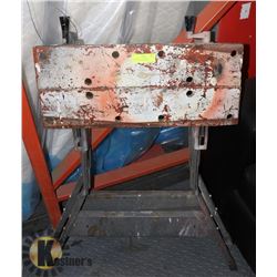 WORKMATE WORK BENCH COLLAPSIBLE/EXPANDABLE.
