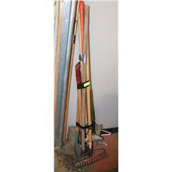 BUNDLE OF ASSORTED GARDEN TOOLS.