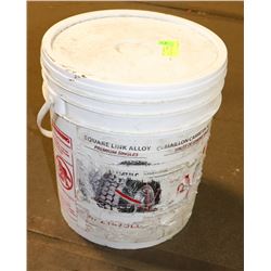 PAIL LARGE TIRE CHAINS