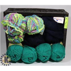 FLAT OF WOOL 4 BALLS OF GREEN, 5 BALLS PINGOUIN