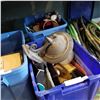 Image 1 : 2 TOTES OUTDOOR LIGHT, KITCHEN KNIVES, AND MORE