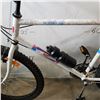 Image 2 : WHITE 18 SPEED SUZUKI BIKE