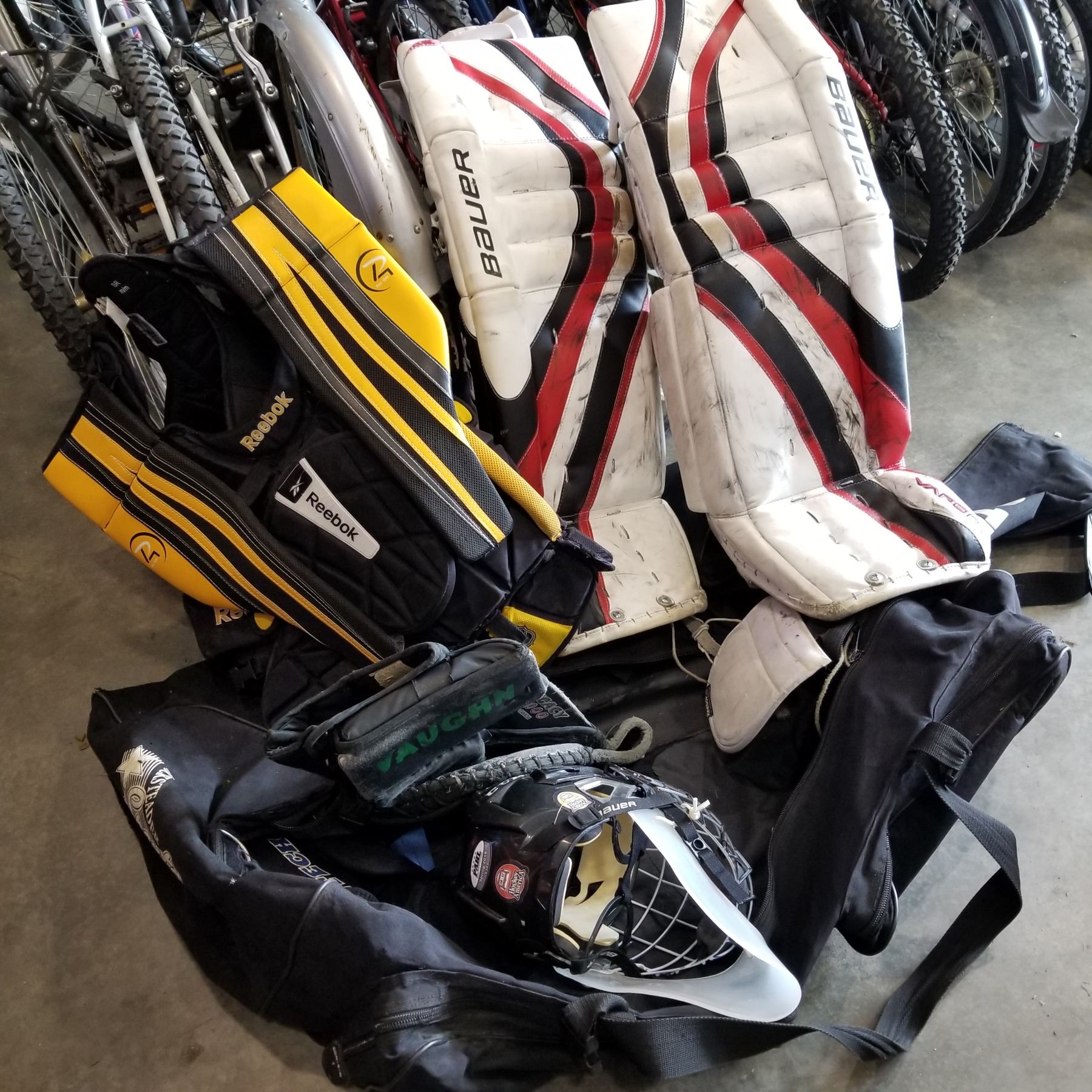 ITECH HOCKEY BAG WITH GOALIE GEAR Big Valley Auction