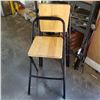 Image 2 : 2 FOLDING BAR STOOLS