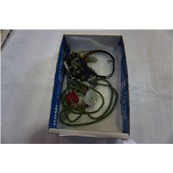 LOT OF JADE PIECES AND OTHER JEWELLERY