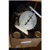 Image 1 : LOT OF ANTIQUE JARS AND ANTIQUE AND VINTAGE SCALE