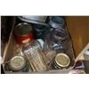 Image 3 : LOT OF ANTIQUE JARS AND ANTIQUE AND VINTAGE SCALE