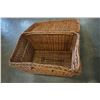 Image 2 : WICKER TRUNK