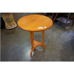 2 WHITE STOOLS AND MAPLE END TABLE