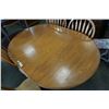 Image 2 : ROUND OAK DINING TABLE W/ LEAF AND 4 CHAIRS