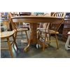 Image 3 : ROUND OAK DINING TABLE W/ LEAF AND 4 CHAIRS