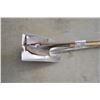 Image 2 : Shovels and hoe