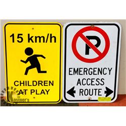PAIR OF ALUMINUM REFLECTIVE TRAFFIC SIGNS.