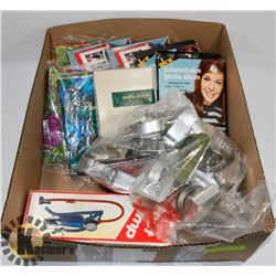 LOT OF ASSORTED HOUSEHOLD ITEMS, PHOTO ALBUMS