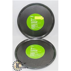 SET OF 2 PIZZA PANS, NON STICK ON CRISPER ONE