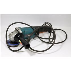 MAKITA 9015FB GRINDER - WORKING