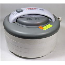 NESCO FOOD DEHYDRATOR & JERKY MAKER, HAS 4 LEVELS