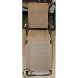 FOLDING LOUNGE BEACH CHAIR