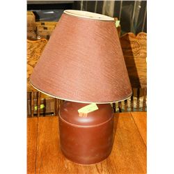 BROWN TABLE LAMP W/ SHADE.