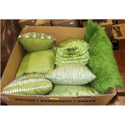 40' FLAT WITH 6 SHOWHOME ACCENT PILLOWS AND MAT