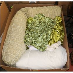 40' FLAT WITH SHOWHOME DÉCOR: 3 ACCENT PILLOWS,