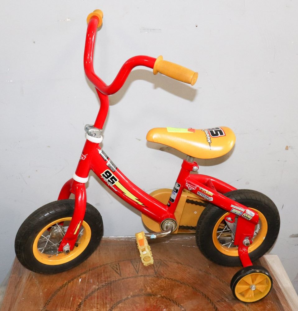 95 MCQUEEN SMALL RED BIKE WITH TRAINING WHEELS.