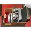 Image 1 : BOX OF KITCHEN BAKEWARE.