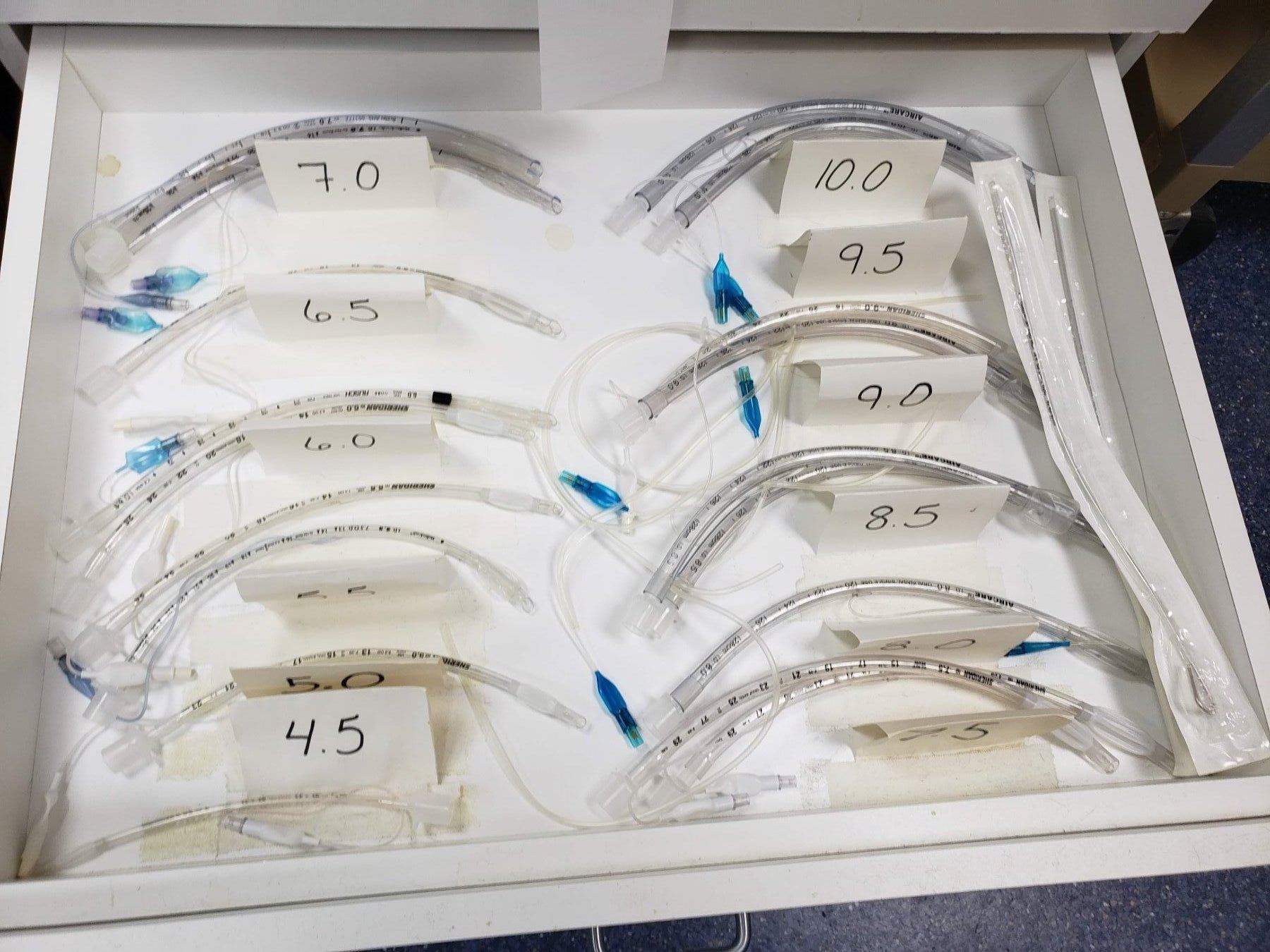Ett Set Box Assorted endotracheal tubes in 2 boxes and 2 drawers