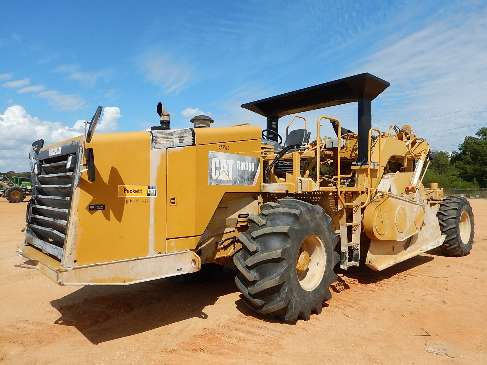 Cat R300 2011 CAT RM300 RECLAIMER, VIN/SN:BWR00528 - CANOPY, 28L-26 TIRES, METER ...