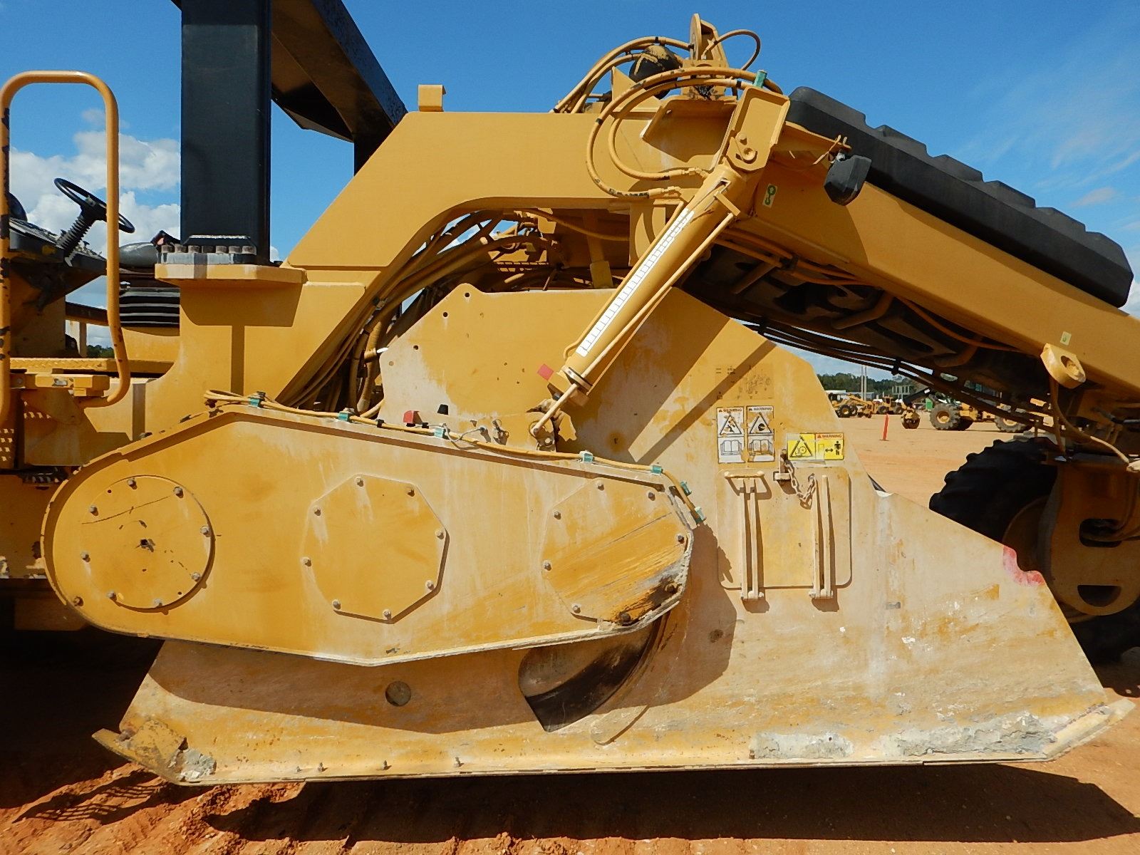 Cat R300 2011 CAT RM300 RECLAIMER, VIN/SN:BWR00528 - CANOPY, 28L-26 TIRES, METER ...