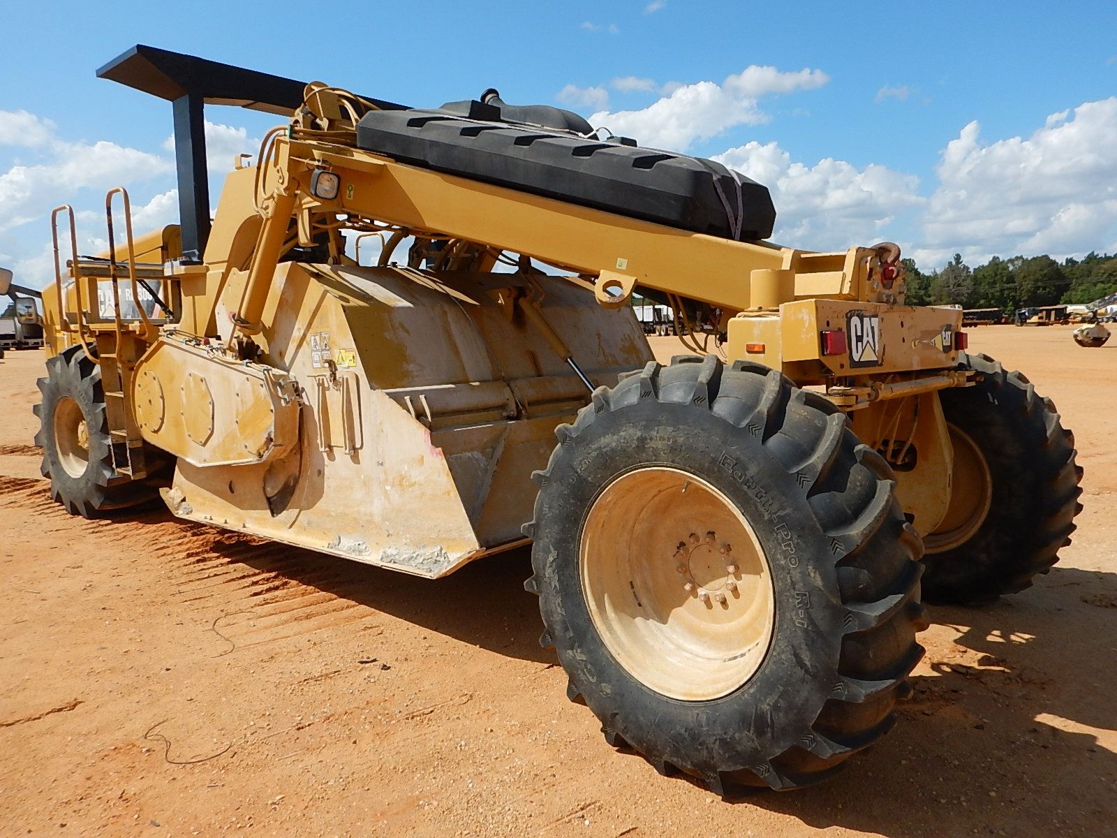 Cat R300 2011 CAT RM300 RECLAIMER, VIN/SN:BWR00528 - CANOPY, 28L-26 TIRES, METER ...