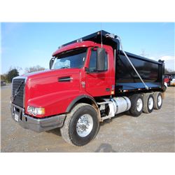 2014 VOLVO DUMP, VIN/SN:4V5K99EJ3EN174319 - TRI-AXLE, D13 475 HP VOLVO DIESEL ENGINE, 8LL TRANS, 46K