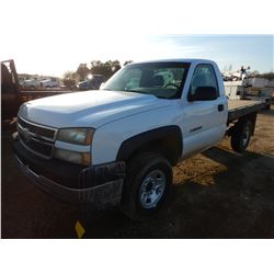 2005 CHEVROLET 2500HD FLATBED TRUCK, VIN/SN:1GBHC24U25E280537 - GAS ENGINE, A/T, 8' BODY, ODOMETER R