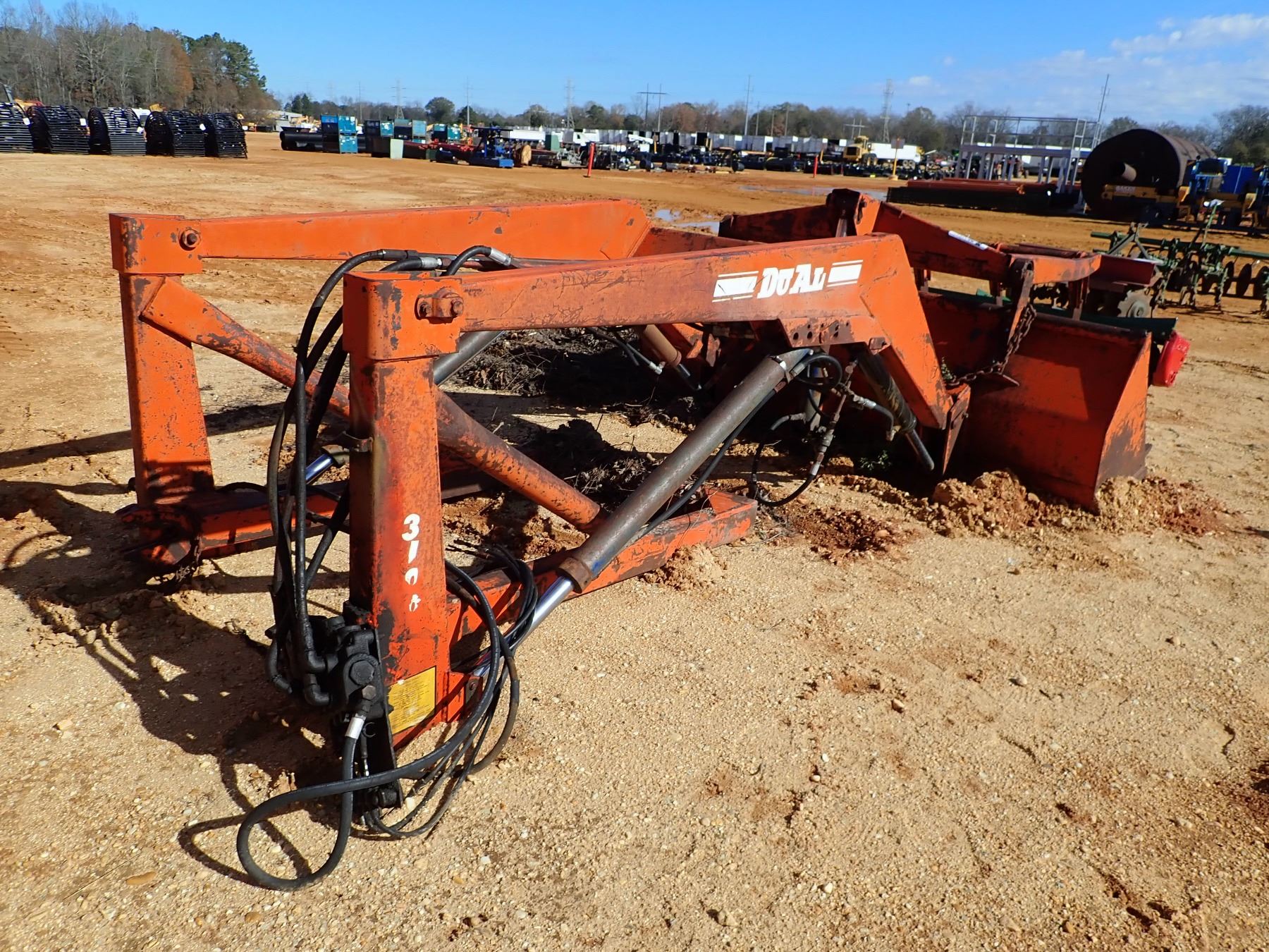DUAL 3100 FRONT LOADER BUCKET W/GRAPPLE CLAMP, FITS FARM TRACTOR (C3)