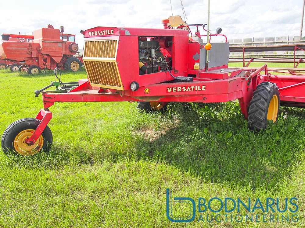 Versatile 400 SP Swather 18ft running #4003011556 - Bodnarus Auctioneering