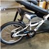 Image 2 : WEE RIDE GO-PILOT TAG ALONG BIKE
