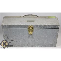 VINTAGE METAL TOOLBOX