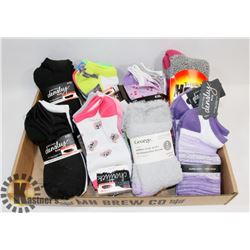 FLAT OF 33 PAIRS OF NEW LADIES SOCKS