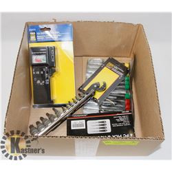 FLAT OF ASSORTED TOOLS INCL 3 IN 1 BATTERY BULB